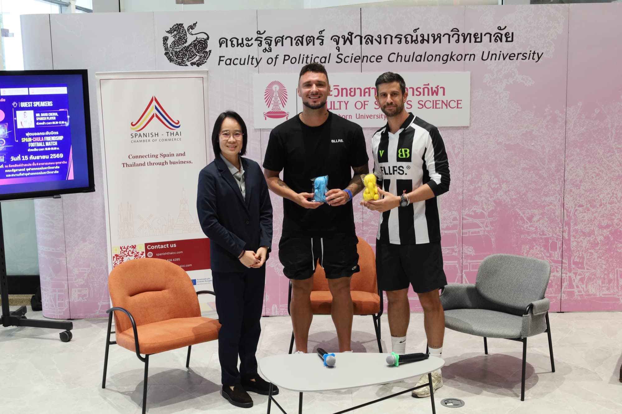 A Chulalongkorn University representative presenting gifts to Dennis Murillo and David Cuerva