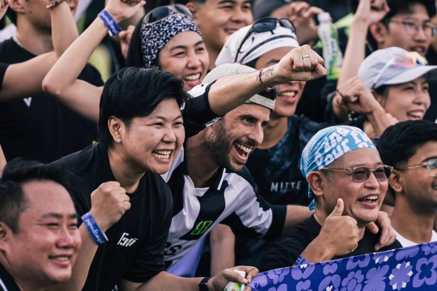 The crowd cheering together at the end of the city run